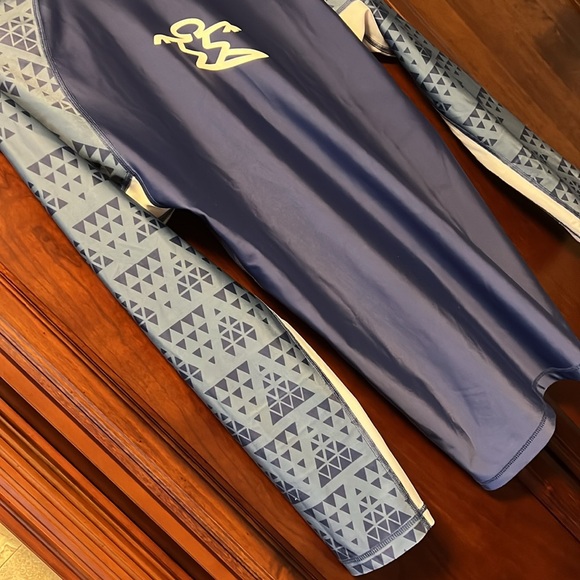 Like New Da Hui Cove Blue LS Rashguard was born in Hawaii by a group of surfer! - Picture 6 of 8